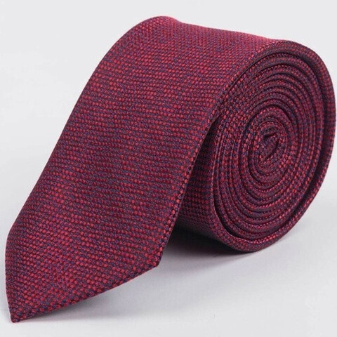 Арендовать галстук бордового цвета с мелким узором для мужского костюма
