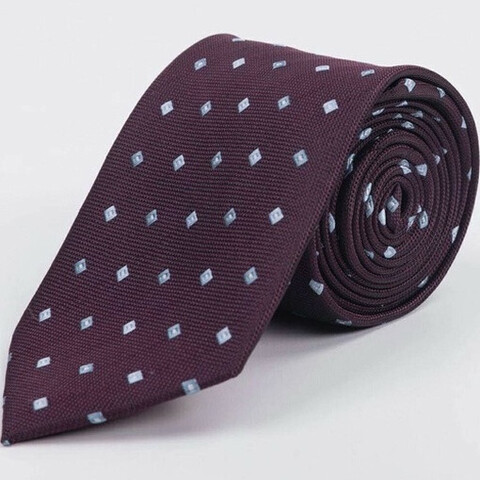 Прокат бордового галстука с голубым узором для мужского костюма