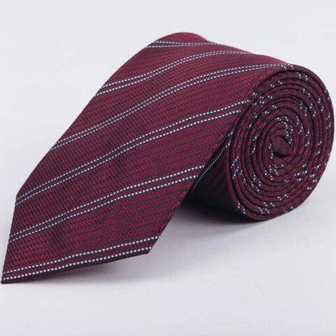 Аренда бордового галстука в полоску для мужского костюма