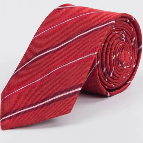 Прокат галстука красного цвета в белую полосу и разноцветной обводкой для мужского костюма
