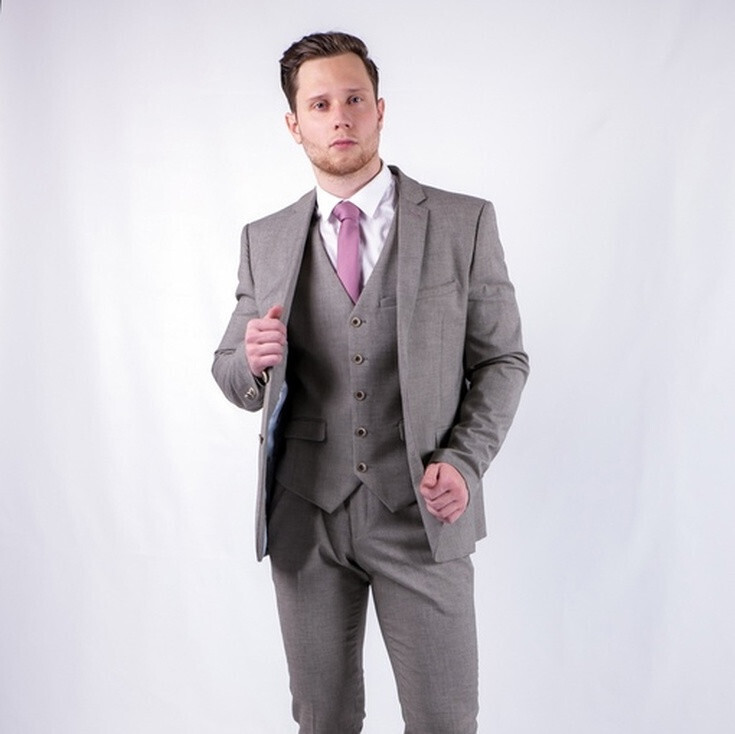 Прокат мужского костюма серо-коричневого цвета
