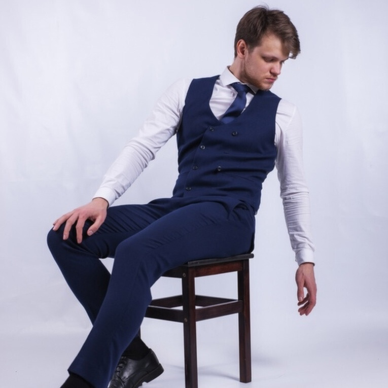 Прокат мужского костюма с двубортным жилетом темно-синего цвета