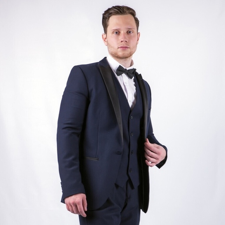 Аренда смокинга темно-синего цвета с однобортным жилетом