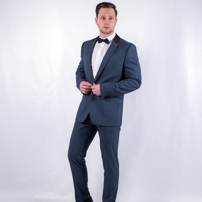 Прокат мужского костюма серо-голубого цвета