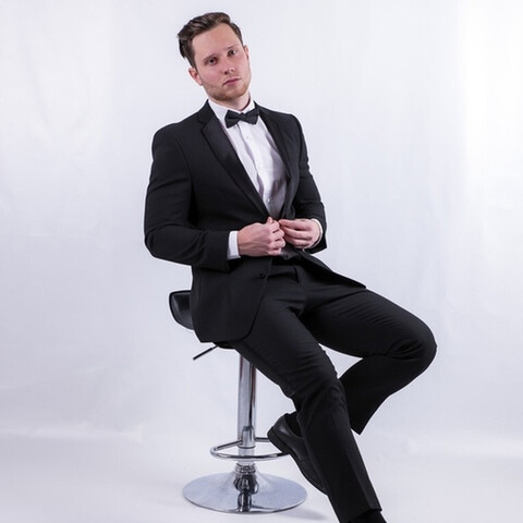 Аренда смокинга черного цвета с классическими брюками