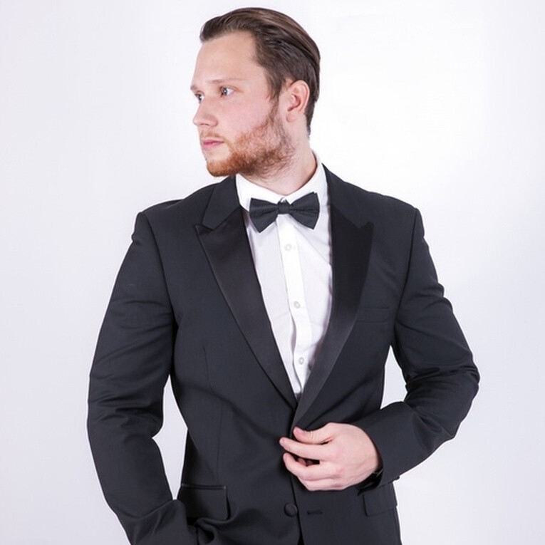 Прокат смокинга с лампасами на брюках