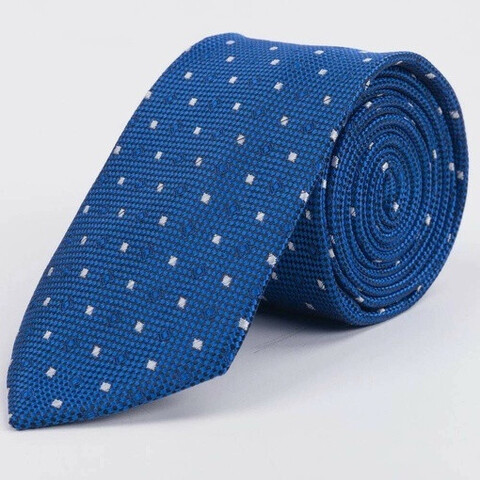 Аренда синего фактурного галстука с упорядоченным узором синего и белого цвета для мужских костюмо