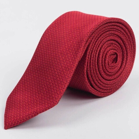 Арендовать красный галстук с фактурным мелким узором для мужских костюмов