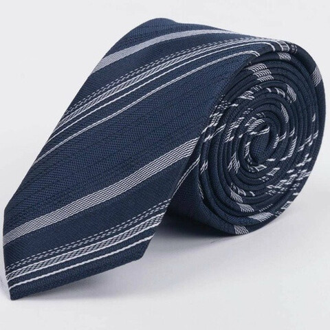 Аренда синего галстука в белую мульти полосу для мужских костюмов