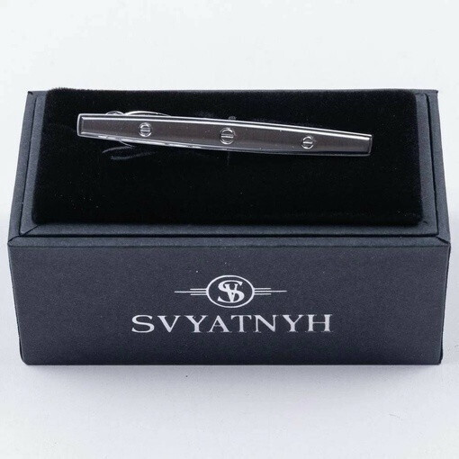 Прокат зажима с элементами гравировки для мужского костюма