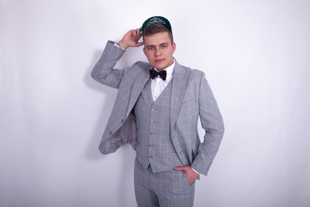 Мужской клетчатый костюм серого цвета в аренду